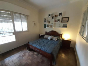 Habitación matrimonial en casa antigua de barrio norte